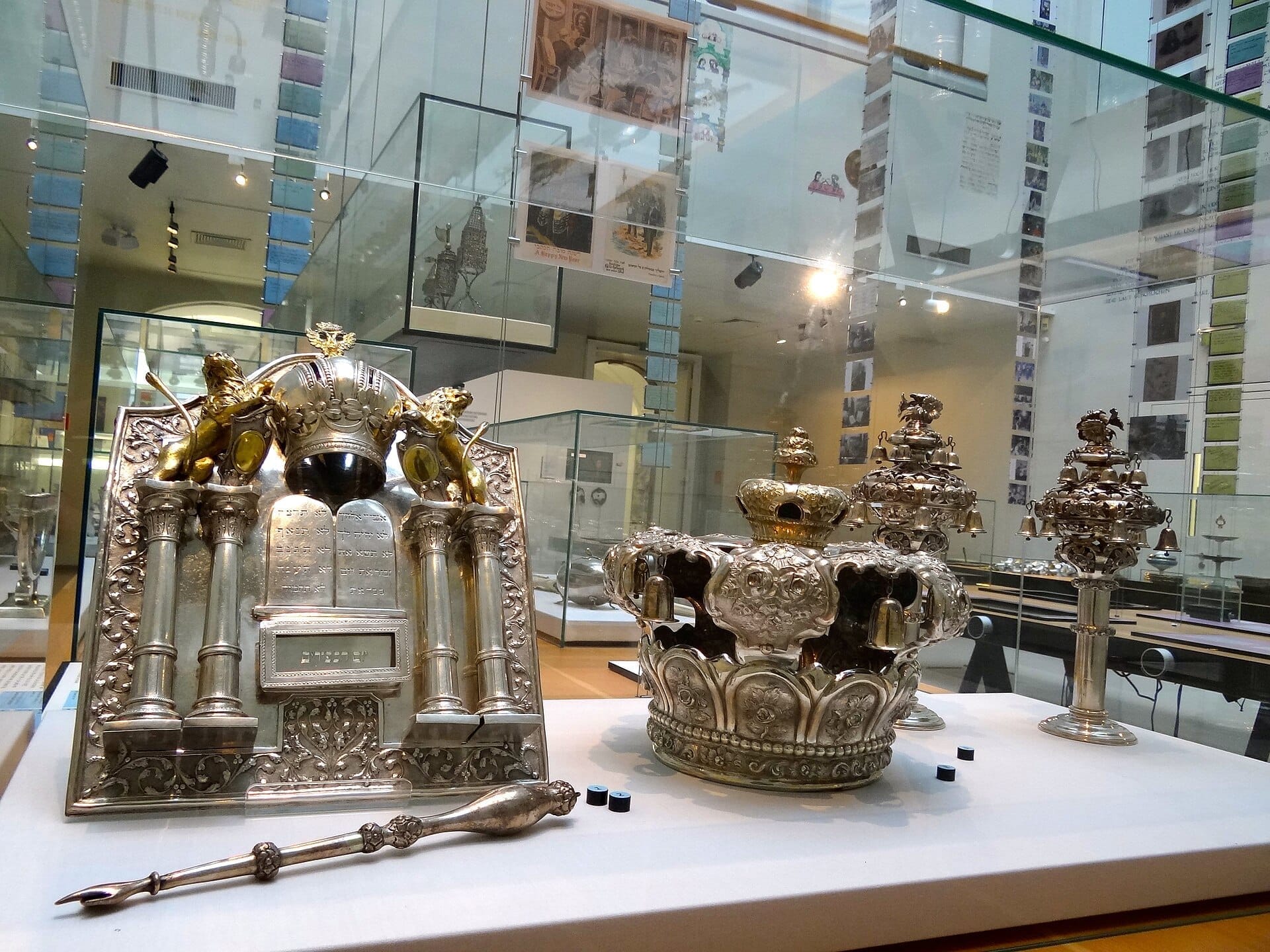 Aufwendig gefertigte silberne Judaika, darunter eine Krone und zeremonielle Objekte, ausgestellt in einer Glasvitrine im Jewish Museum Vienna.
