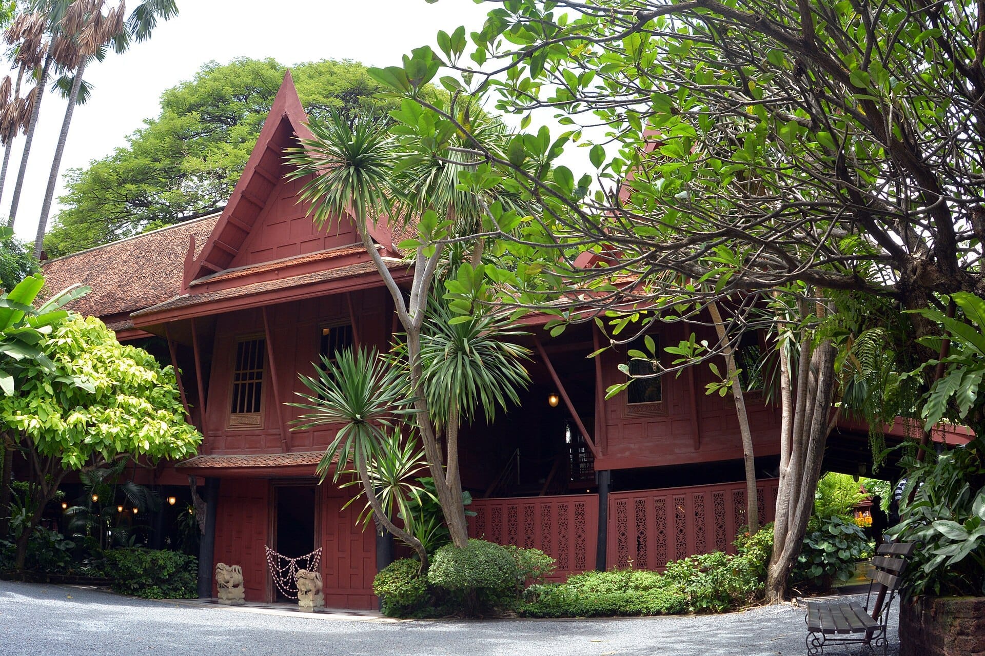 Jim Thompson House a Bangkok con la tradizionale casa rossa in legno di teak immersa in un giardino tropicale