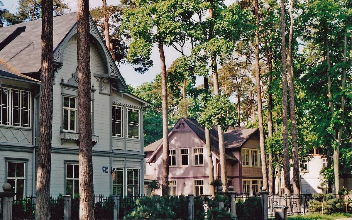 Traditionelle Jugendstil-Holzvillen inmitten hoher Kiefern in einem ruhigen Wohnviertel von Jūrmala, Lettland