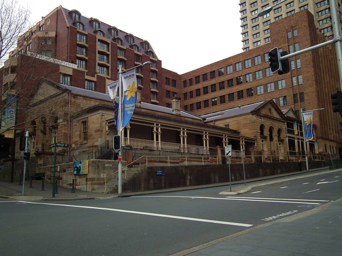 Vista amplia del histórico edificio de piedra arenisca del Museo de Justicia y Policía, que alberga el tribunal y la comisaría, en la esquina de las calles Phillip y Albert en Sídney.
