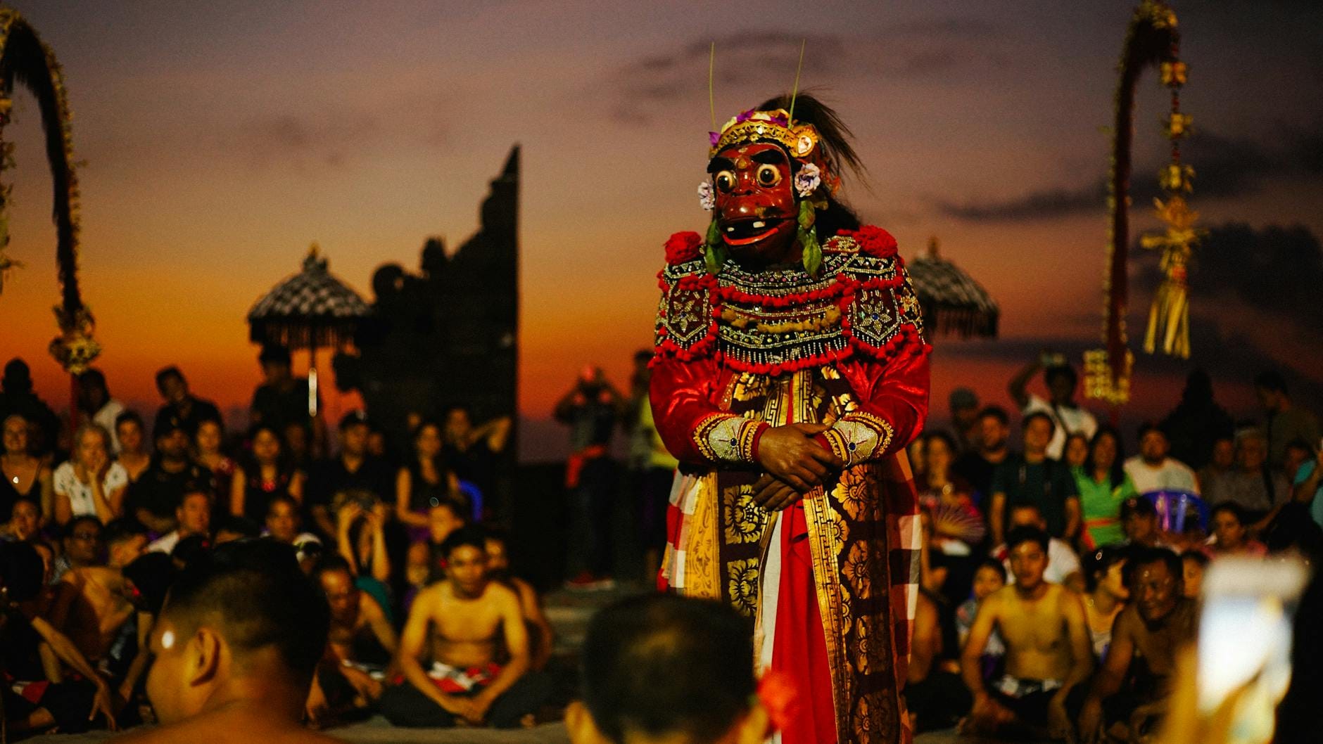 Danza del Fuoco Kecak al Tempio di Uluwatu con un tramonto mozzafiato sullo sfondo