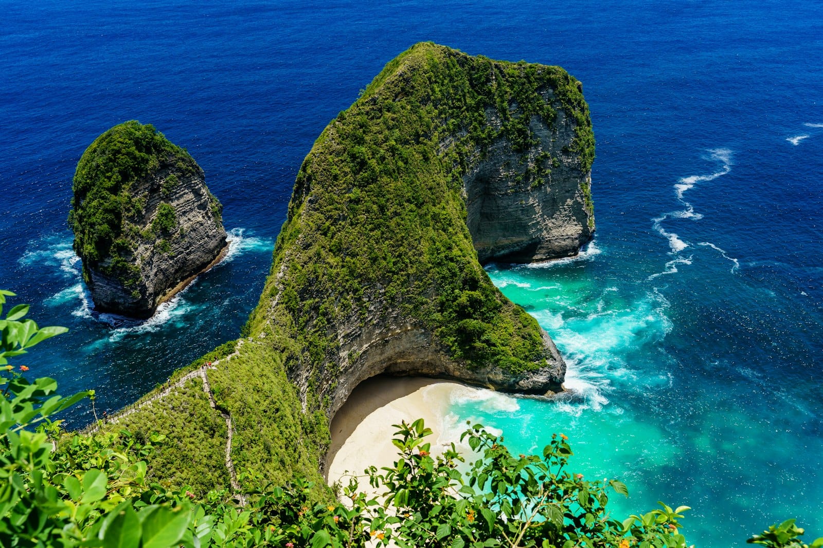 La scogliera calcarea a forma di T-Rex a Kelingking Beach, Nusa Penida, Bali, vista dall'alto con l'acqua turchese in basso