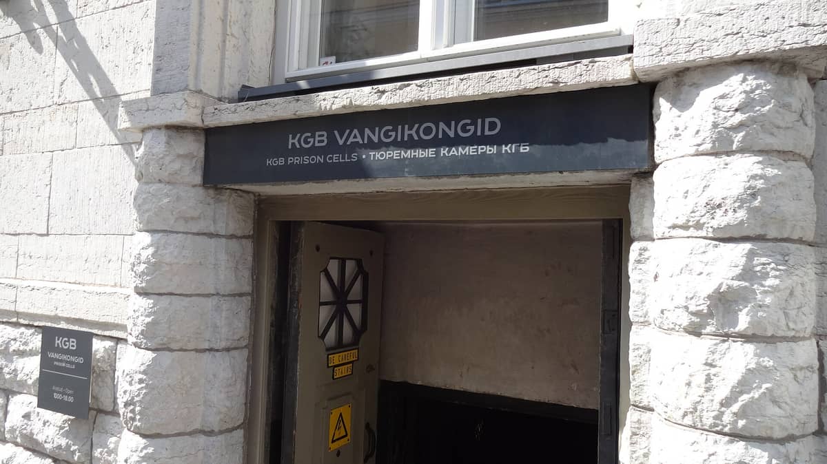 Der Eingang zum Museum KGB-Gefängniszellen in Tallinn, Estland – eine Steinfassade mit einem Schild, auf dem über dem Eingang 'KGB PRISON CELLS' steht.