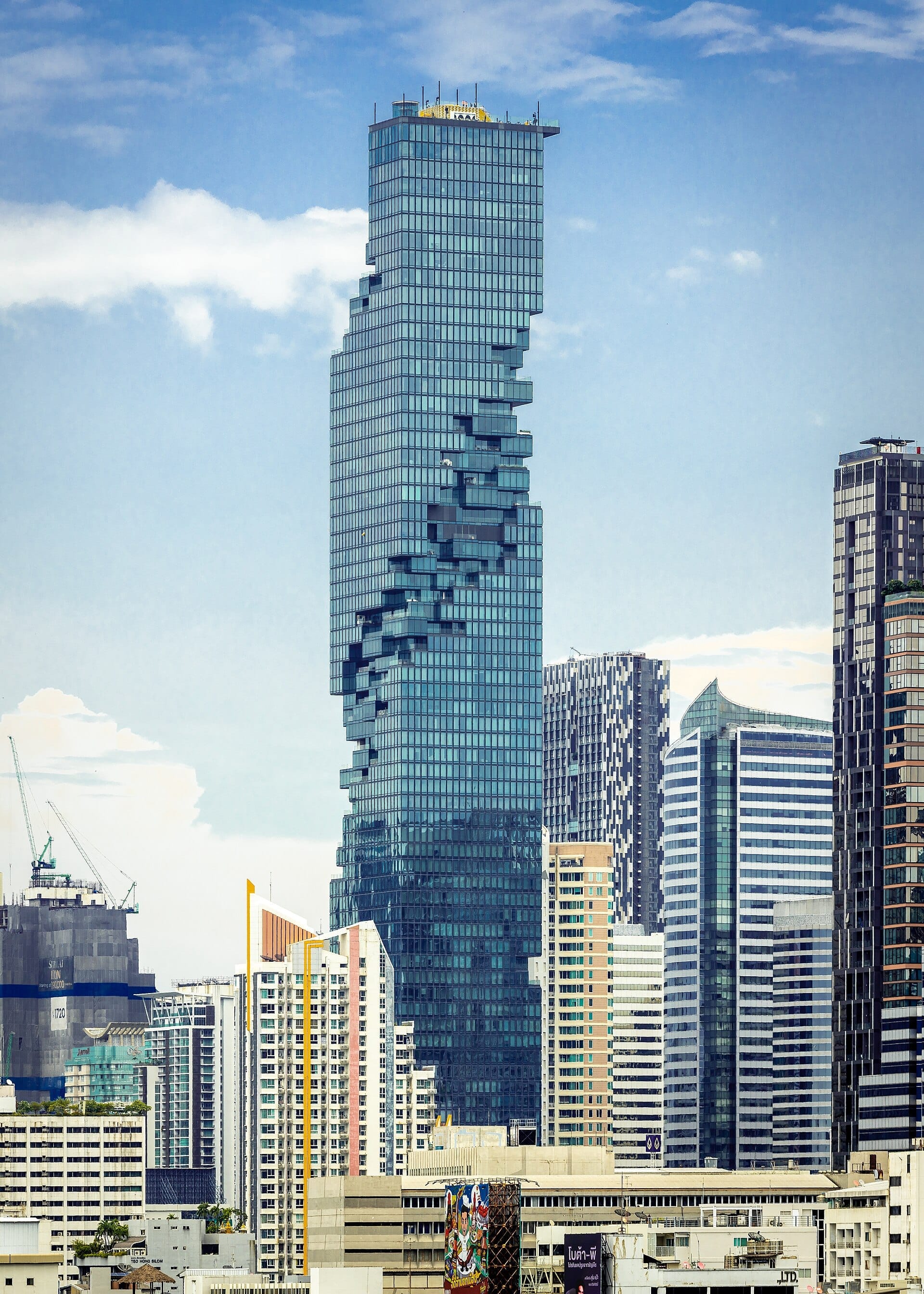 King Power Mahanakhon a Bangkok con la caratteristica torre pixelata in vetro e lo skyline della città