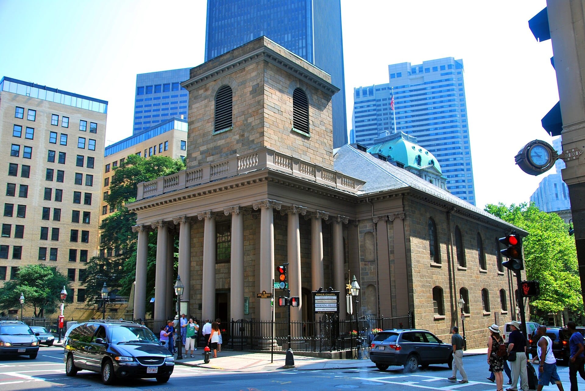 La King's Chapel a Boston, una storica chiesa in granito con alte colonne, si trova a un'affollata intersezione circondata da moderni edifici del centro città.