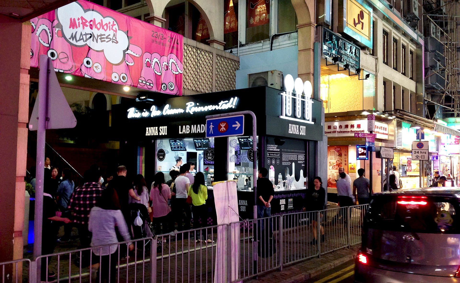Vivace Knutsford Terrace con bar e ristoranti colorati, pedoni animati che godono della vita notturna di Kowloon vicino a Tsim Sha Tsui.