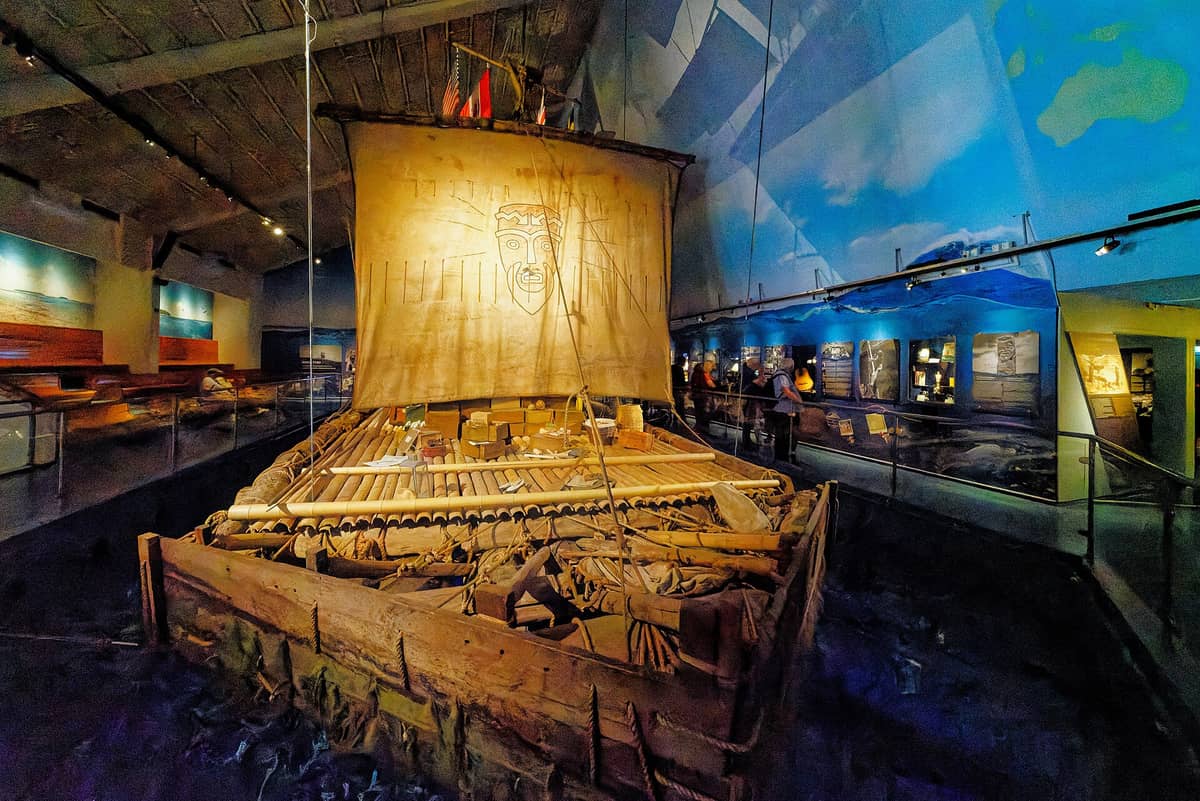 แพไม้บัลซ่า Kon-Tiki ต้นฉบับพร้อมใบเรือ จัดแสดงในพิพิธภัณฑ์ Kon-Tiki โดยมีผู้เข้าชมยืนดูนิทรรศการ