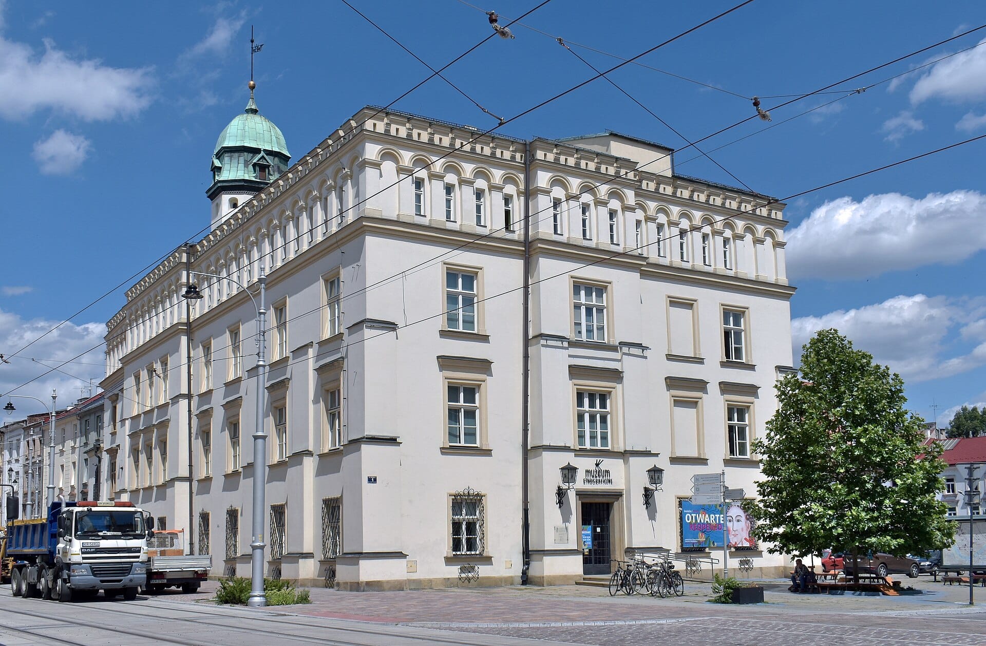 มุมมองด้านนอกของศาลาว่าการ Kazimierz ยุคฟื้นฟูศิลปวิทยาอาคารเก่า อดีตศาลากลางที่กลายมาเป็นพิพิธภัณฑ์ชาติพันธุ์วิทยาของคราคูฟ เห็นป้าย ทางเข้า และหอคอยชัดเจน