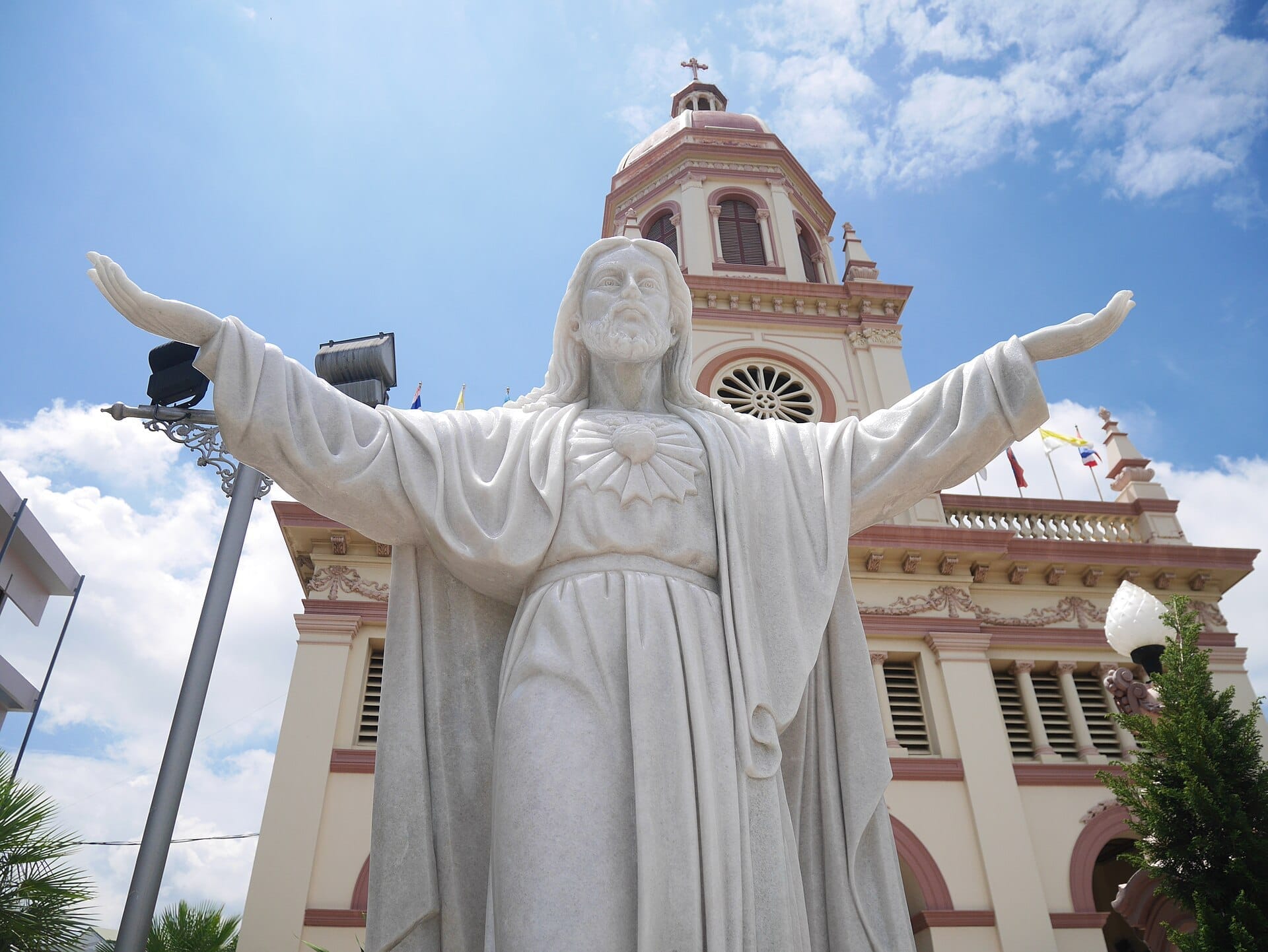 Statua di Gesù Cristo davanti alla Chiesa di Santa Cruz a Kudi Chin, Bangkok, con architettura storica in stile portoghese