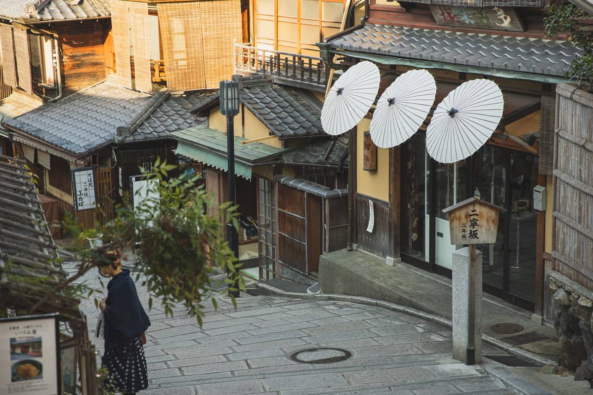 Peaceful street scene in Kyoto's Higashiyama district with old wooden buildings and few people, illustrating a quiet, uncrowded atmosphere.