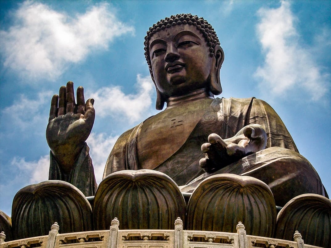 พระใหญ่เทียนถาน (Big Buddha) บนเกาะลันเตา หนึ่งในสถานที่สำคัญที่สุดของฮ่องกง