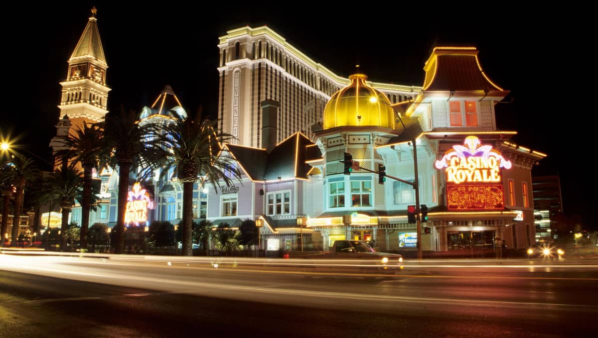 Nachtansicht der Außenfassaden des Casino Royale und des Venetian Hotels mit hellen Neonlichtern auf dem Las Vegas Strip.
