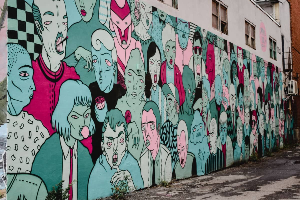 Mural jalanan yang semarak di Las Vegas menampilkan karakter berwarna-warni bergaya kartun yang dilukis di dinding luar panjang di gang perkotaan.