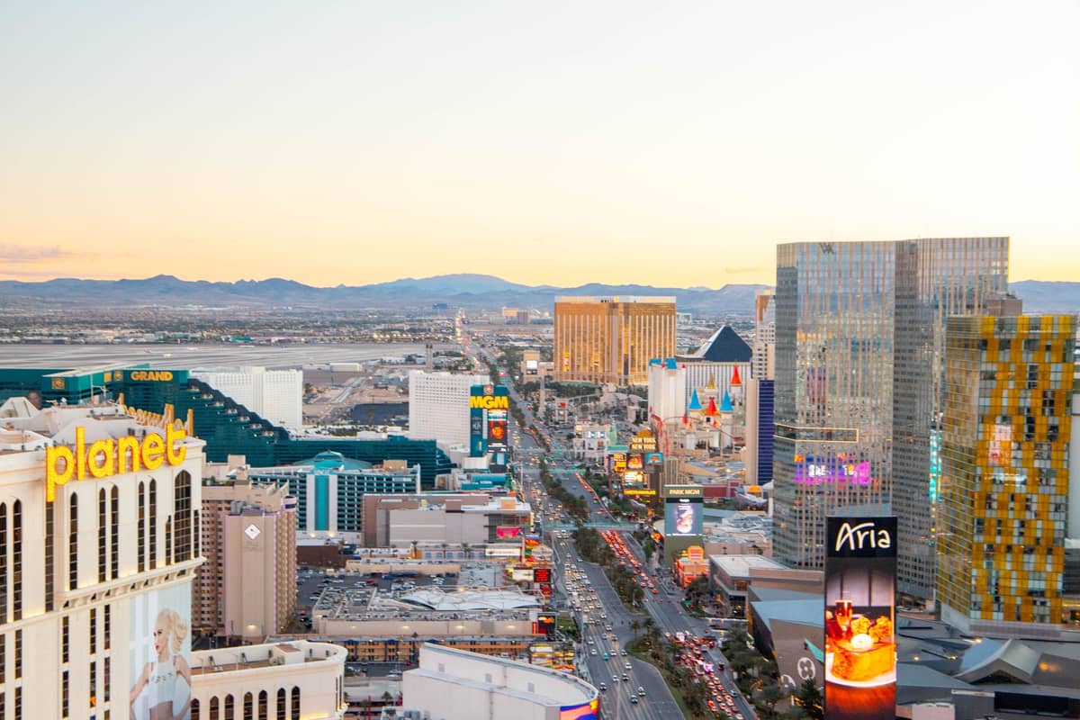 Luftaufnahme des Las Vegas Strips bei Sonnenuntergang, mit bekannten Hotels wie Planet Hollywood, MGM Grand, Aria und Luxor gut sichtbar.