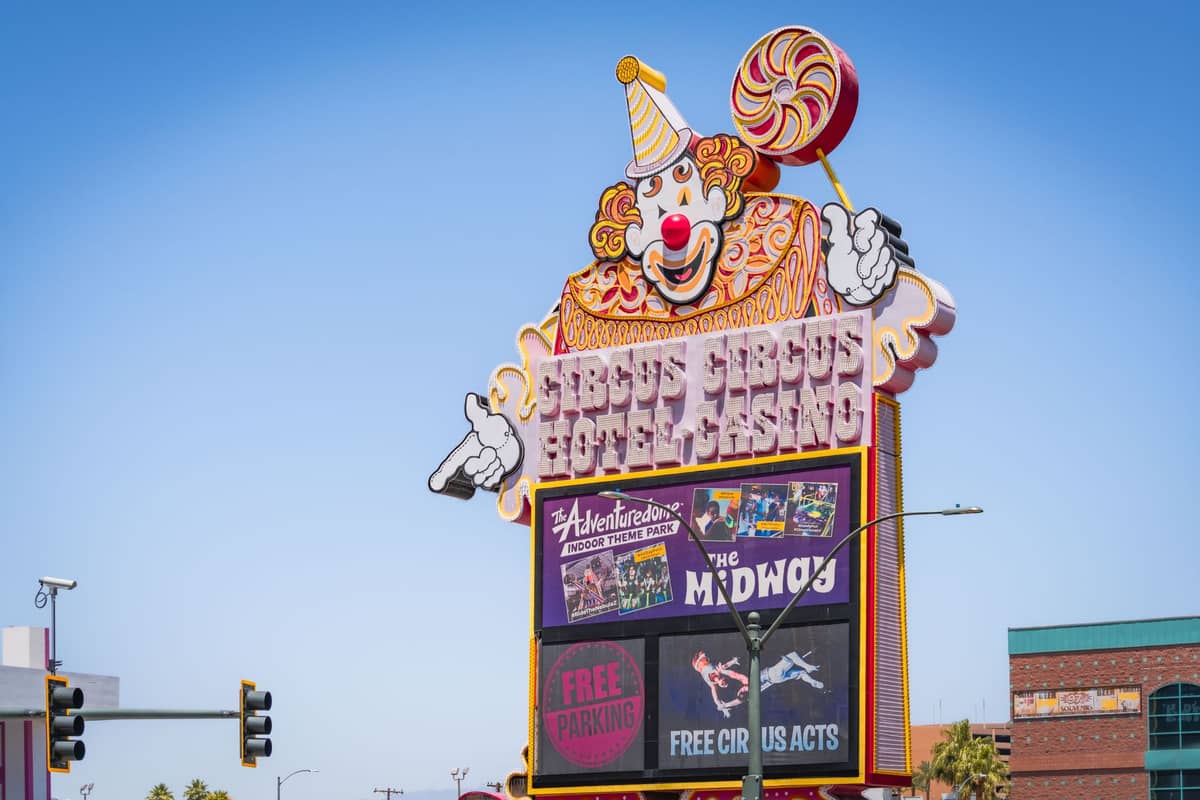 ป้ายของ Circus Circus Hotel and Casino บน Las Vegas Strip พร้อมมาสคอตตัวตลก โฆษณา Adventuredome และ The Midway และท้องฟ้าสีฟ้าสดใส