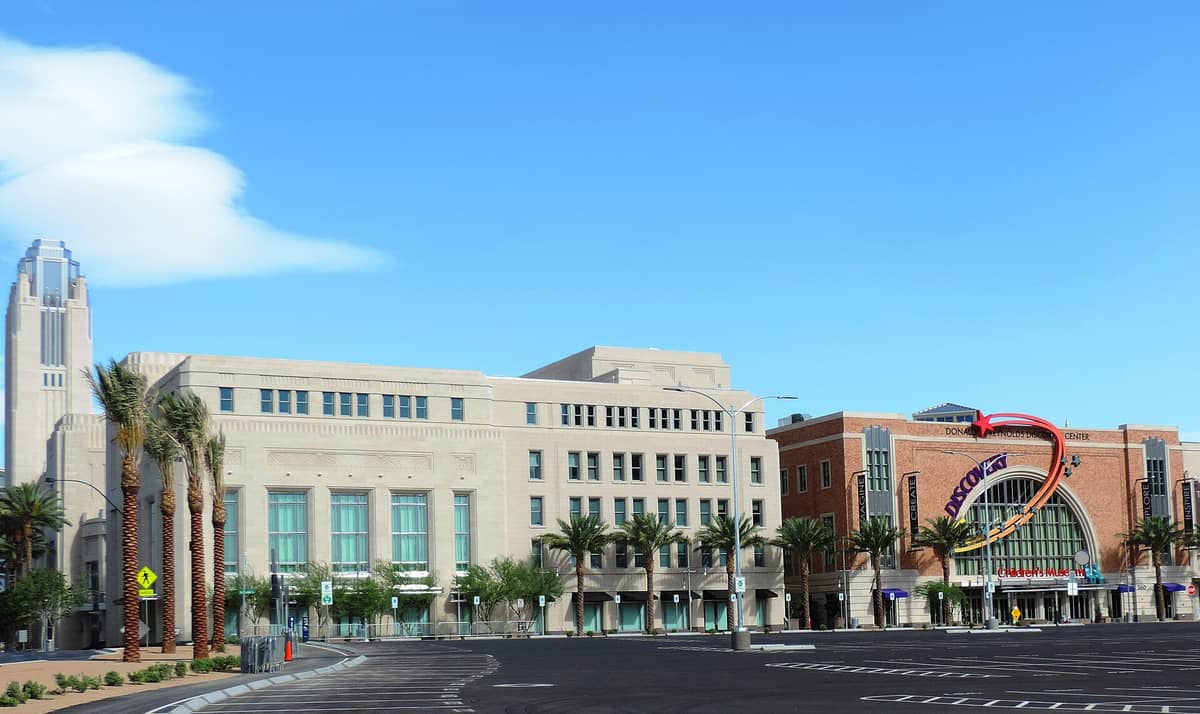 วิวกว้างของ Discovery Children's Museum และ Smith Center for the Performing Arts ในใจกลางเมือง Las Vegas ในวันที่อากาศแจ่มใส