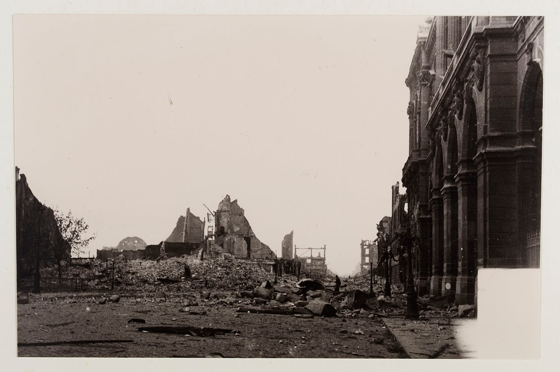 Foto in bianco e nero del centro di Le Havre in rovina dopo la Seconda Guerra Mondiale, con edifici distrutti e macerie per strada.