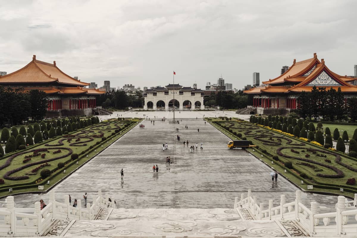 Weitwinkelpanorama von den Stufen der Chiang-Kai-shek-Gedenkstätte über den Freiheitsplatz mit Ziergärten, Haupttor sowie dem Nationaltheater und Konzerthaus.