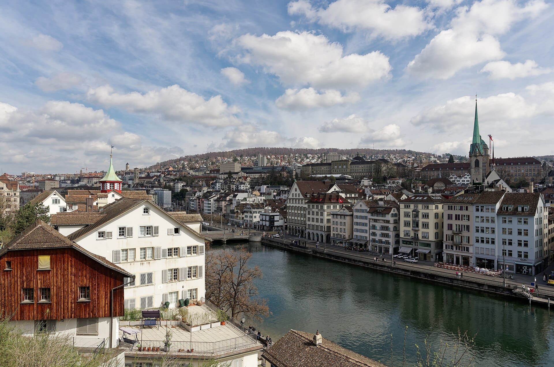 มุมมองพาโนรามาจากจัตุรัสเนิน Lindenhof มองออกไปเห็นเมืองเก่าซูริค แม่น้ำ Limmat และโบสถ์ Fraumünster กับยอดหอสีเขียว