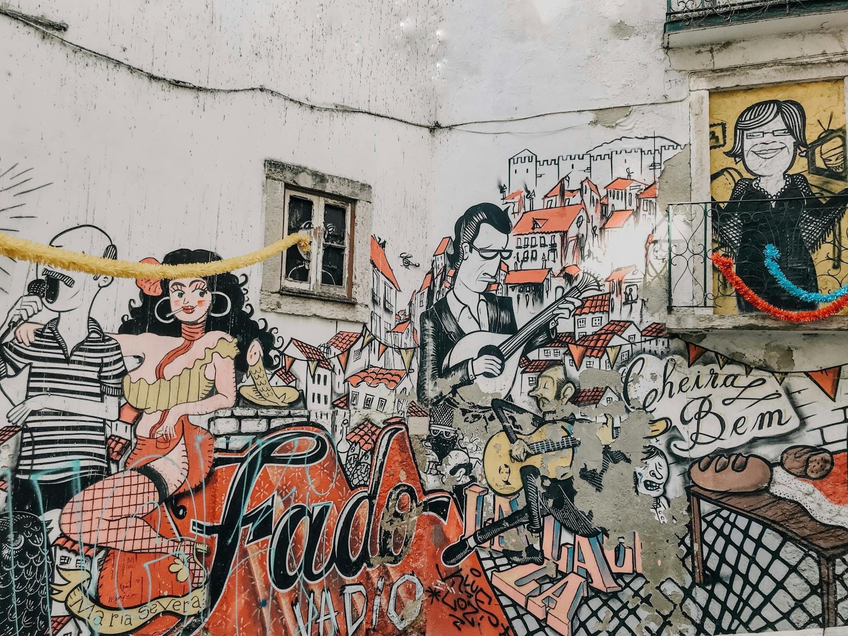 Mural de street art à Lisbonne représentant des musiciens de fado, des instruments de musique et des éléments du paysage urbain portugais sur un mur.