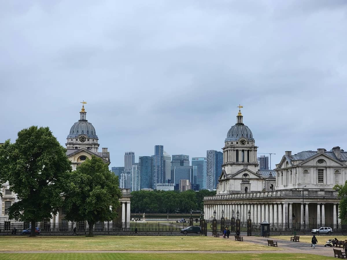 Greenwich em Londres com os edifícios do Old Royal Naval College e o moderno horizonte de Canary Wharf ao fundo