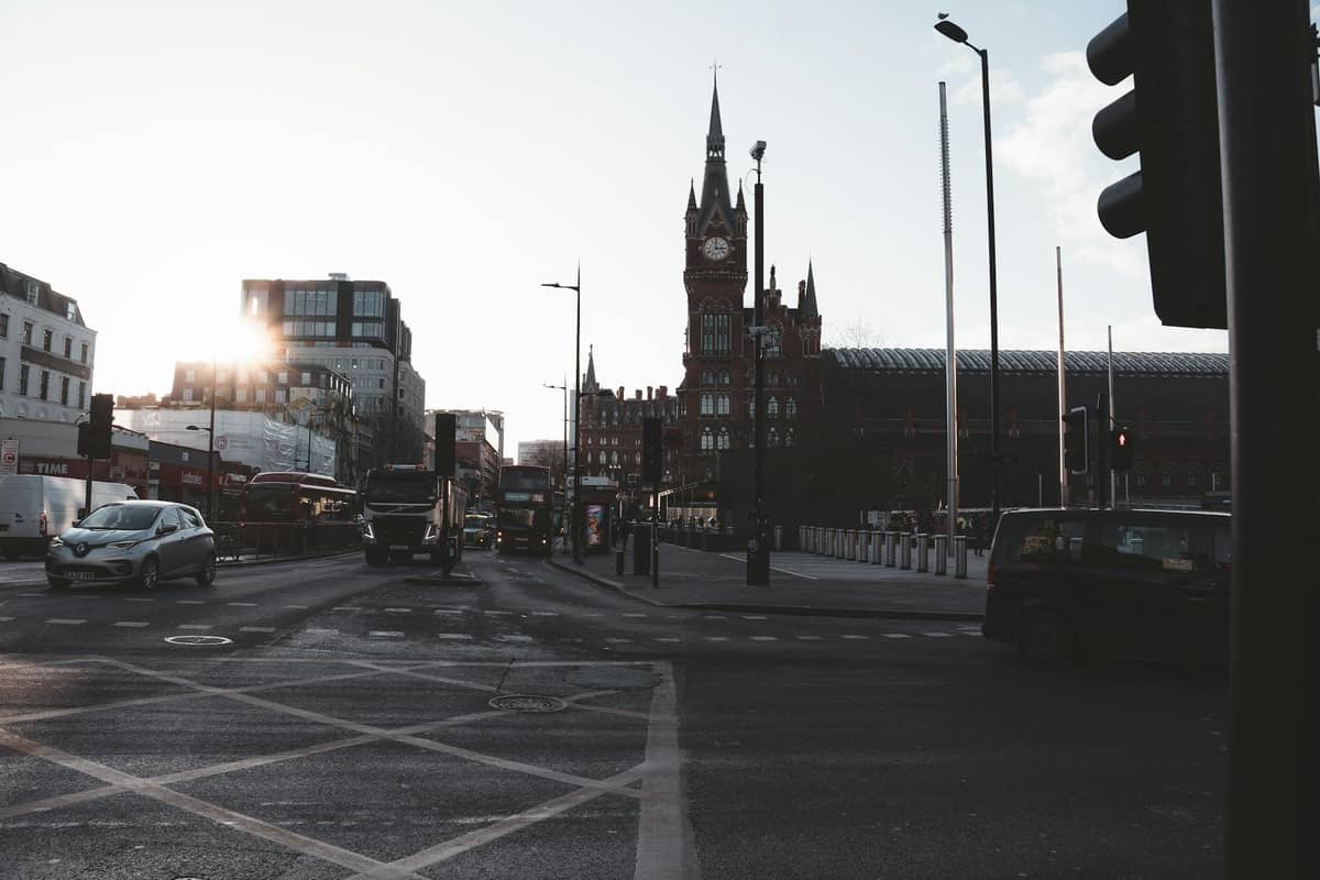 Vista da rua da estação London St Pancras International com sua famosa torre do relógio de tijolos vermelhos em um dia claro.