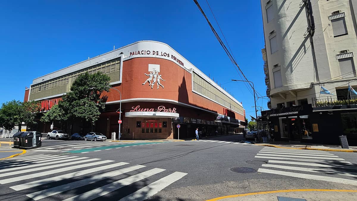 มุมมองถนนกว้างของสนามกีฬา Luna Park ในบัวโนสไอเรส โดดเด่นด้วยสถาปัตย์อาร์ตเดโคและป้ายชื่อท่ามกลางวันแดดจ้า