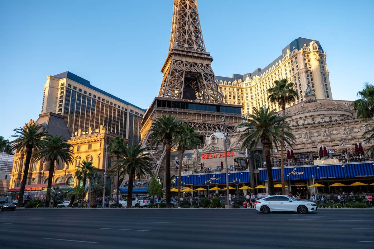 Vue au niveau de la rue du Paris Las Vegas Hotel, avec sa réplique de la Tour Eiffel et ses cafés en terrasse évoquant une restauration haut de gamme sur le Las Vegas Strip.
