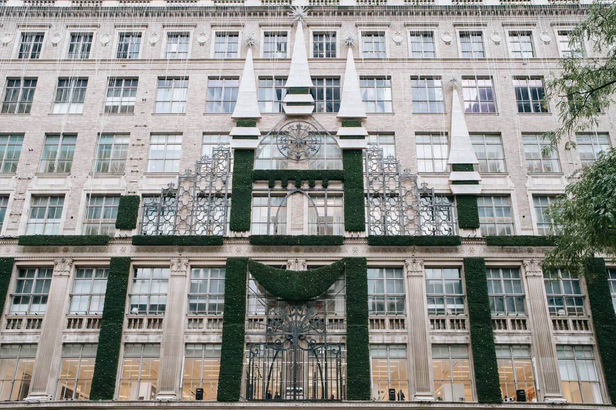 Fassade des Kaufhauses Saks Fifth Avenue an der Fifth Avenue in New York City, mit architektonischen Details und exklusivem Erscheinungsbild.