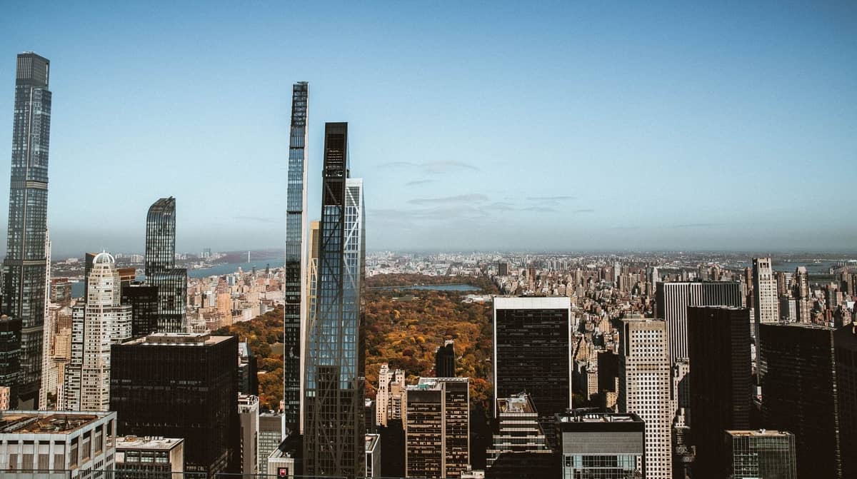 Panoramablick auf die Wolkenkratzer von Manhattan und den Central Park, der die luxuriöse Skyline und die erstklassigen Immobilien von New York City zeigt.
