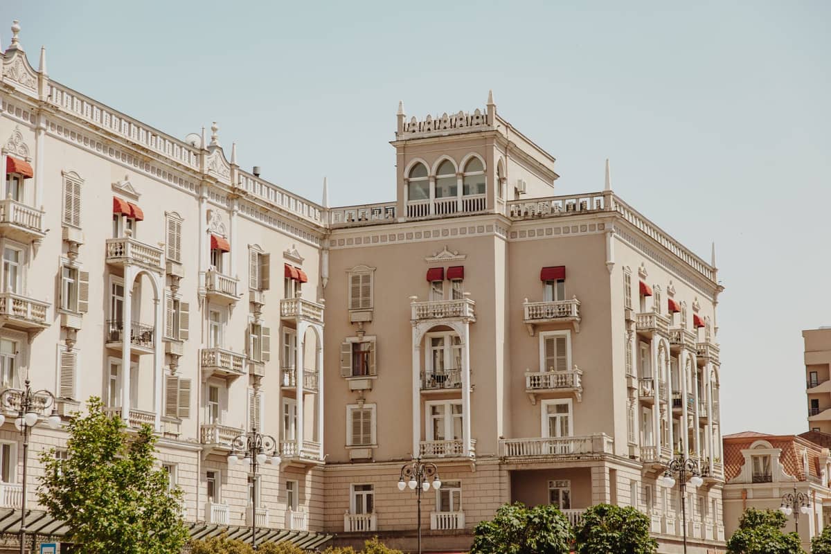 Süslü mimarisi ve kırmızı tentesiyle zarif tarihi otel, muhtemelen İspanya'nın Valencia şehrinin merkezinde lüks bir mülk, açık bir günde.