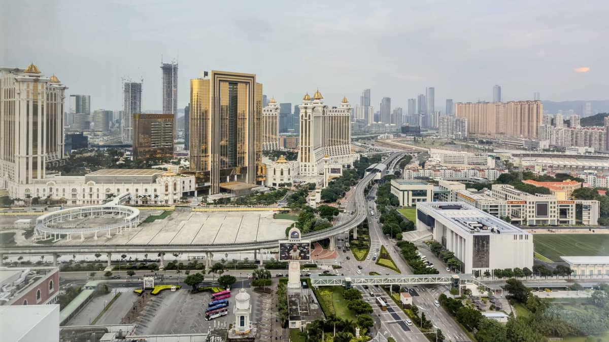Weitläufige Tagesansicht des Stadtteils Cotai in Macau mit Luxushotels wie dem Galaxy Macau und The Venetian, modernen Wolkenkratzern und Schnellstraßen.