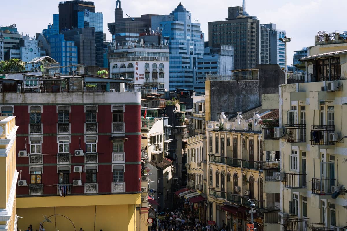 Stadtlandschaft von Macau mit einer Mischung aus alten Gebäuden im portugiesischen Stil und modernen Hochhäusern, die die vielfältigen Einkaufsviertel veranschaulichen.