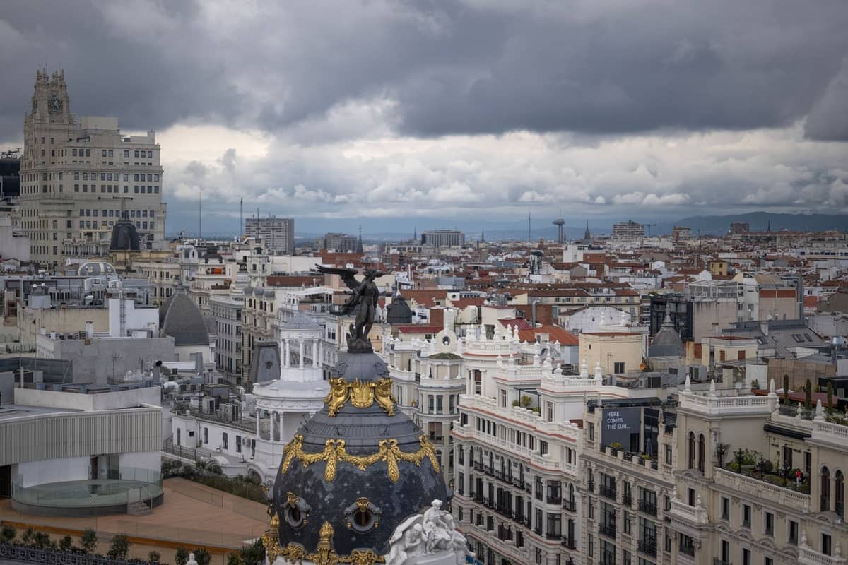 Bewölkter Frühlingshimmel über der Madrider Innenstadt mit dem Metropolis-Gebäude und der markanten Skyline.