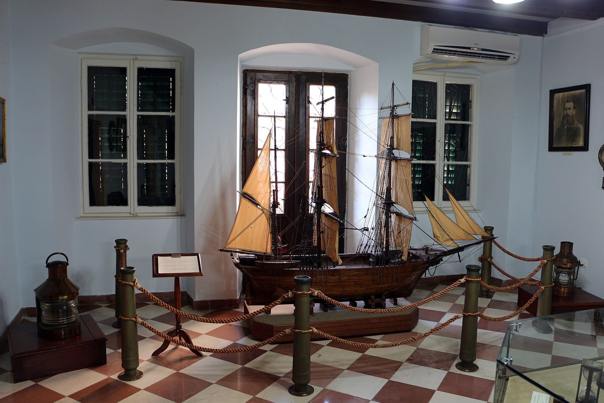 Modello dettagliato di una storica nave a vela esposto in una sala illuminata dal sole presso il Museo Marittimo del Montenegro nella Città Vecchia di Kotor.