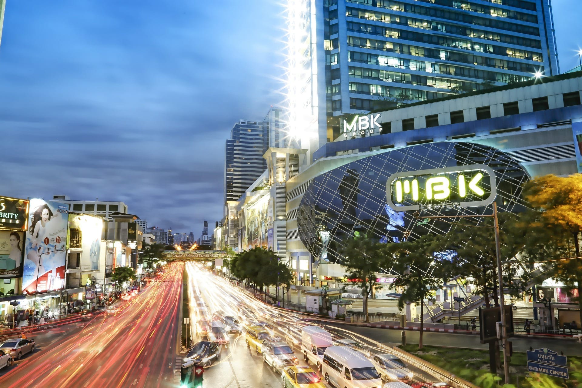 Il centro commerciale MBK Center a Bangkok con traffico intenso e luci della città di notte