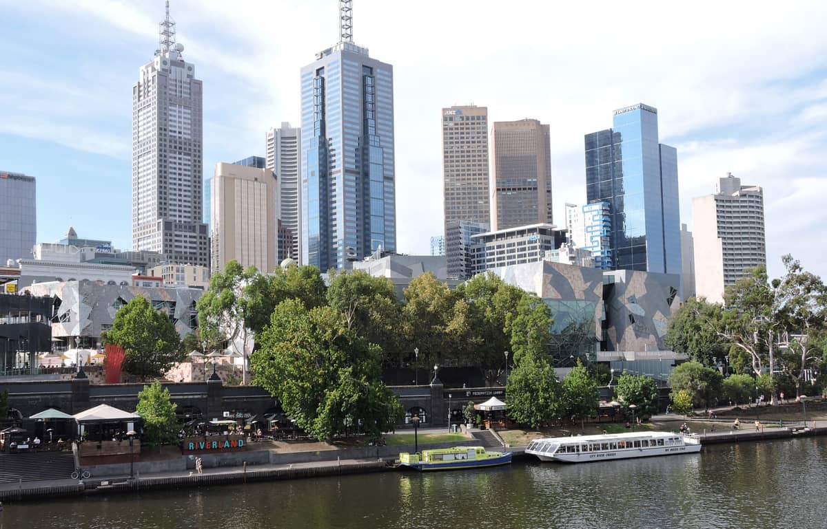 Blick über den Yarra River zur Federation Square und den Wolkenkratzern der Innenstadt von Melbourne an einem sonnigen Tag.