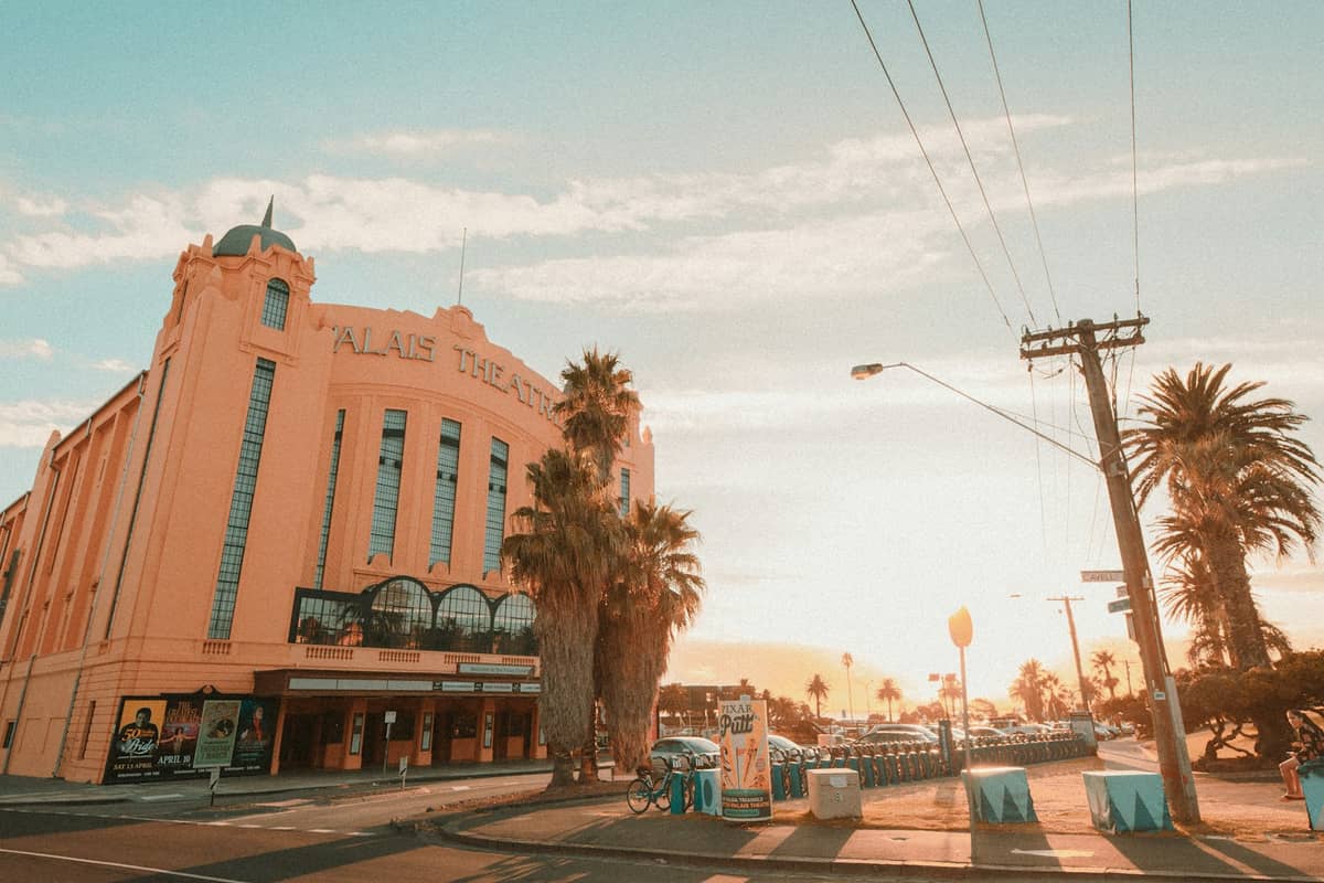 Vista exterior del Palais Theatre en St Kilda, Melbourne, al atardecer, uno de los recintos de música en vivo más icónicos de la ciudad.
