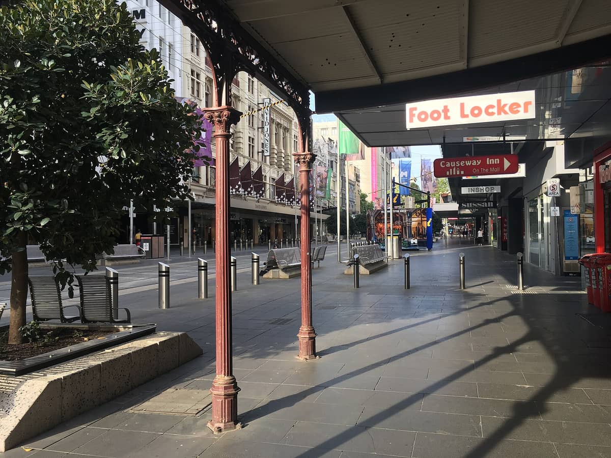 Blick auf die Bourke Street Mall im Stadtzentrum von Melbourne mit dem Kaufhaus David Jones, dem Foot Locker-Schild und den Einzelhandelsfassaden der Stadt.