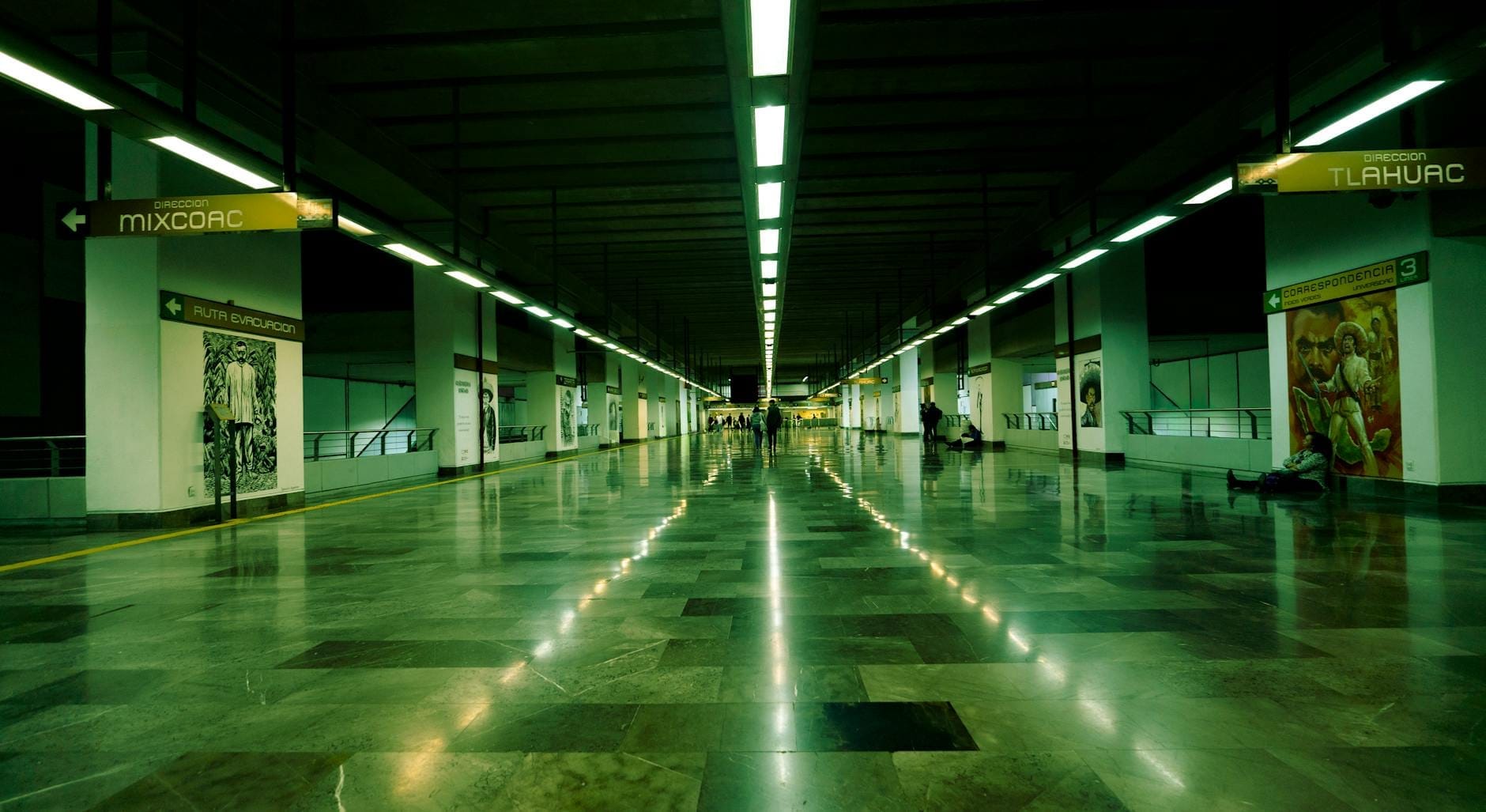 Vista ampla da plataforma de uma estação do Metrô de Mexico City com sinalização clara para Mixcoac e Tlahuac, e pessoas aguardando os trens.
