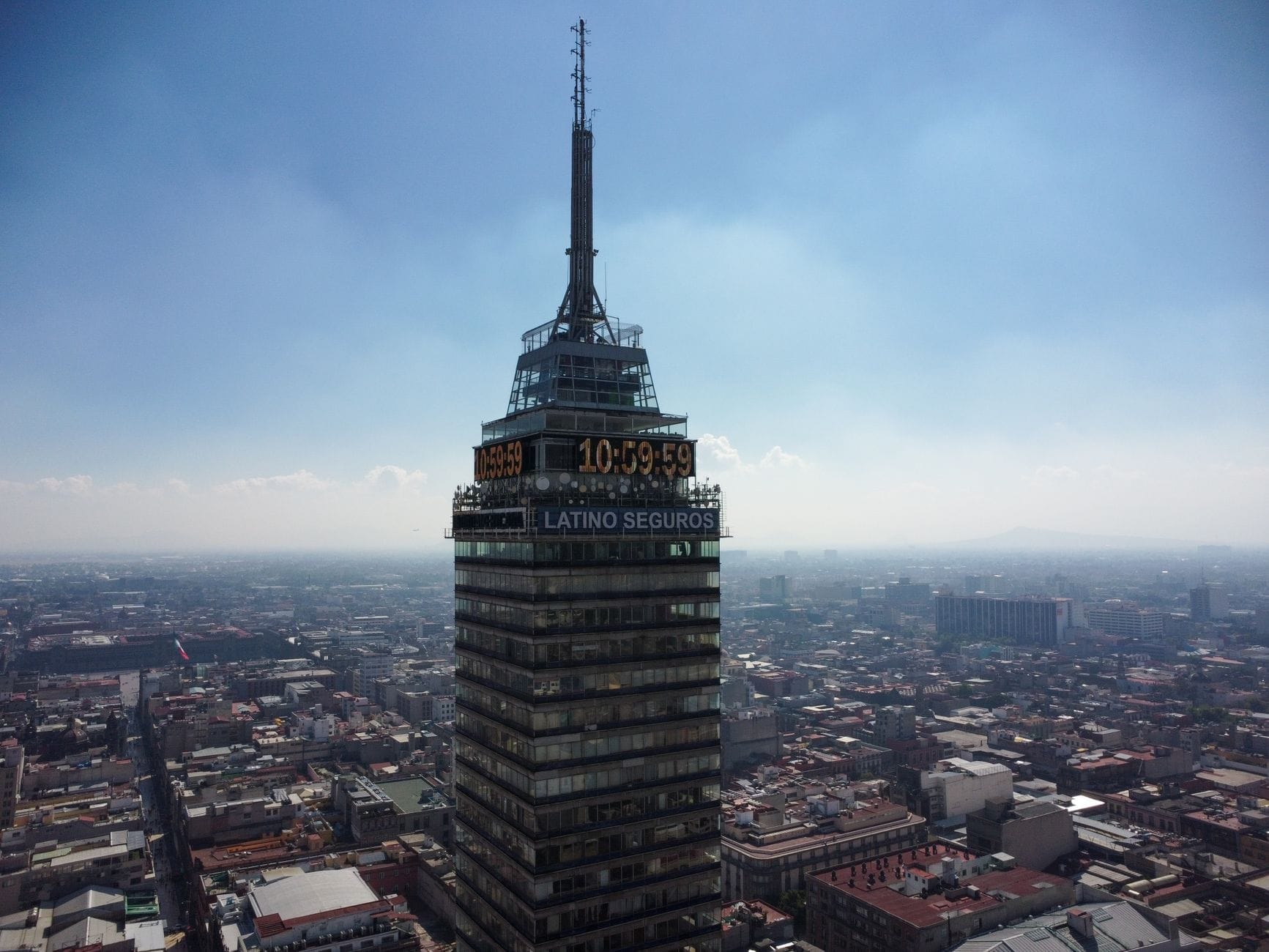 Vista aérea aproximada do mirante da Torre Latinoamericana, com a vasta Cidade do México visível abaixo em um dia claro.
