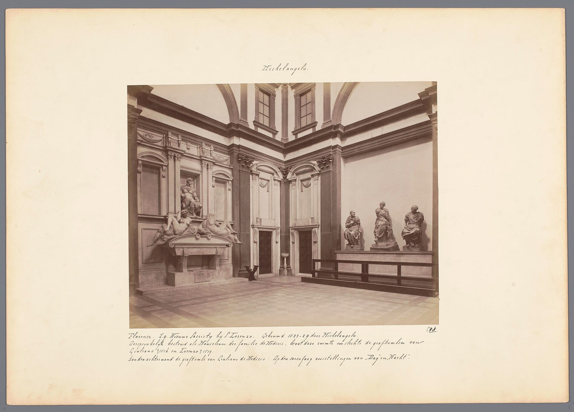 ภาพถ่ายประวัติศาสตร์ของ New Sacristy แห่ง Medici Chapels ในเมือง Florence แสดงสุสานแกะสลักและรูปปั้นเชิงอุปมาของ Michelangelo ภายในโบสถ์