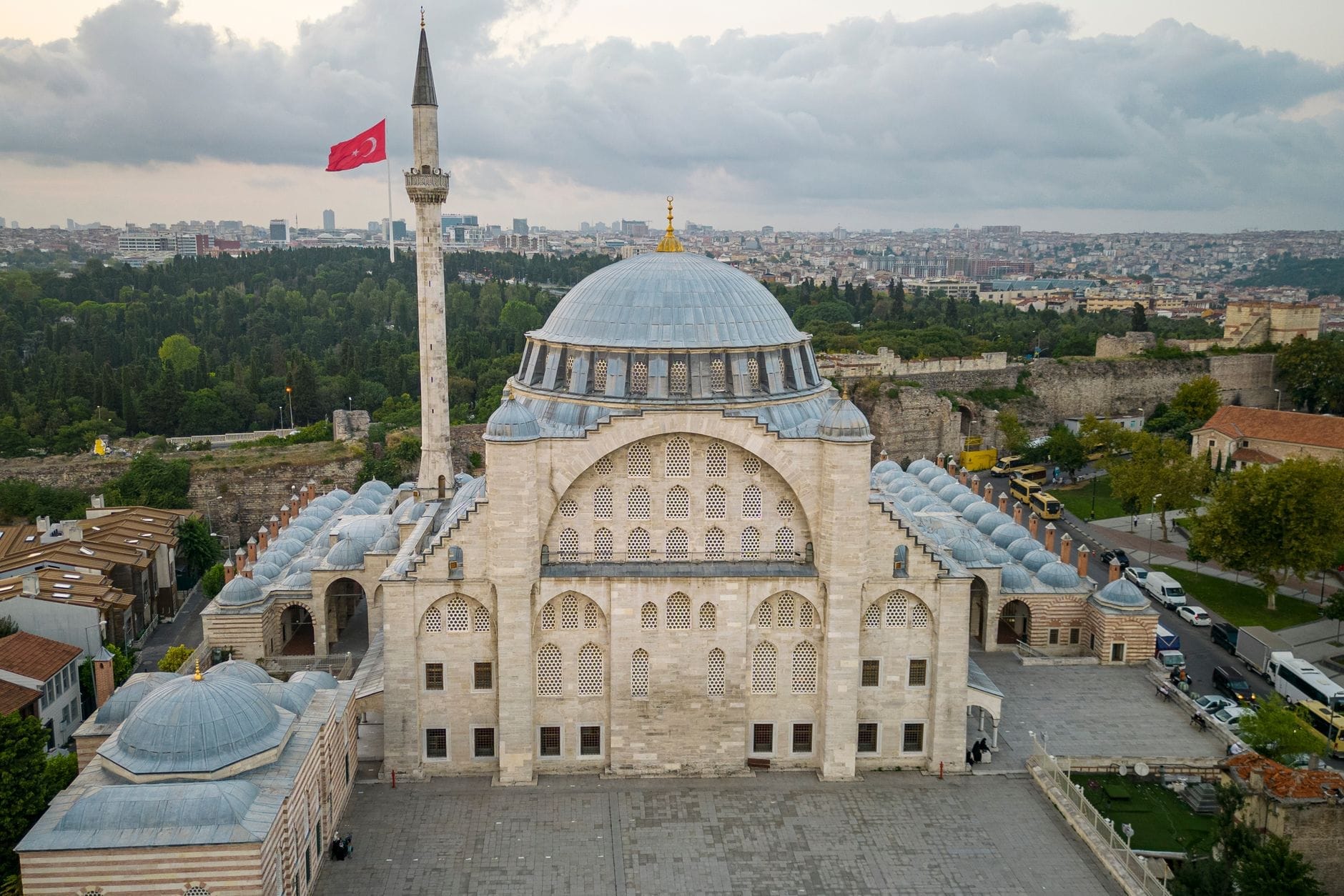 Vista aerea della Moschea Mihrimah Sultan a Üsküdar, con la sua grande cupola centrale, un unico minareto e il panorama urbano sullo sfondo.