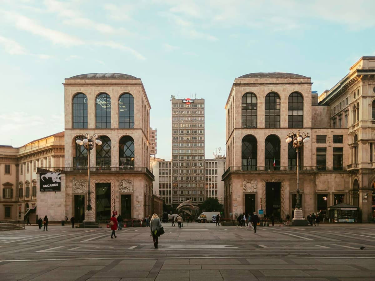 Blick auf die Arengario-Gebäude an der Piazza del Duomo, Heimat des Museo del Novecento in Mailand und in der Nähe vieler bedeutender Museen.
