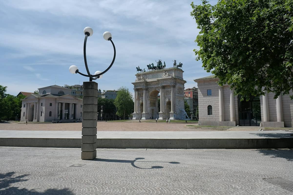 Moderno lampione e l'Arco della Pace di Milano con i circostanti edifici classici in piena luce del giorno vicino al Parco Sempione.