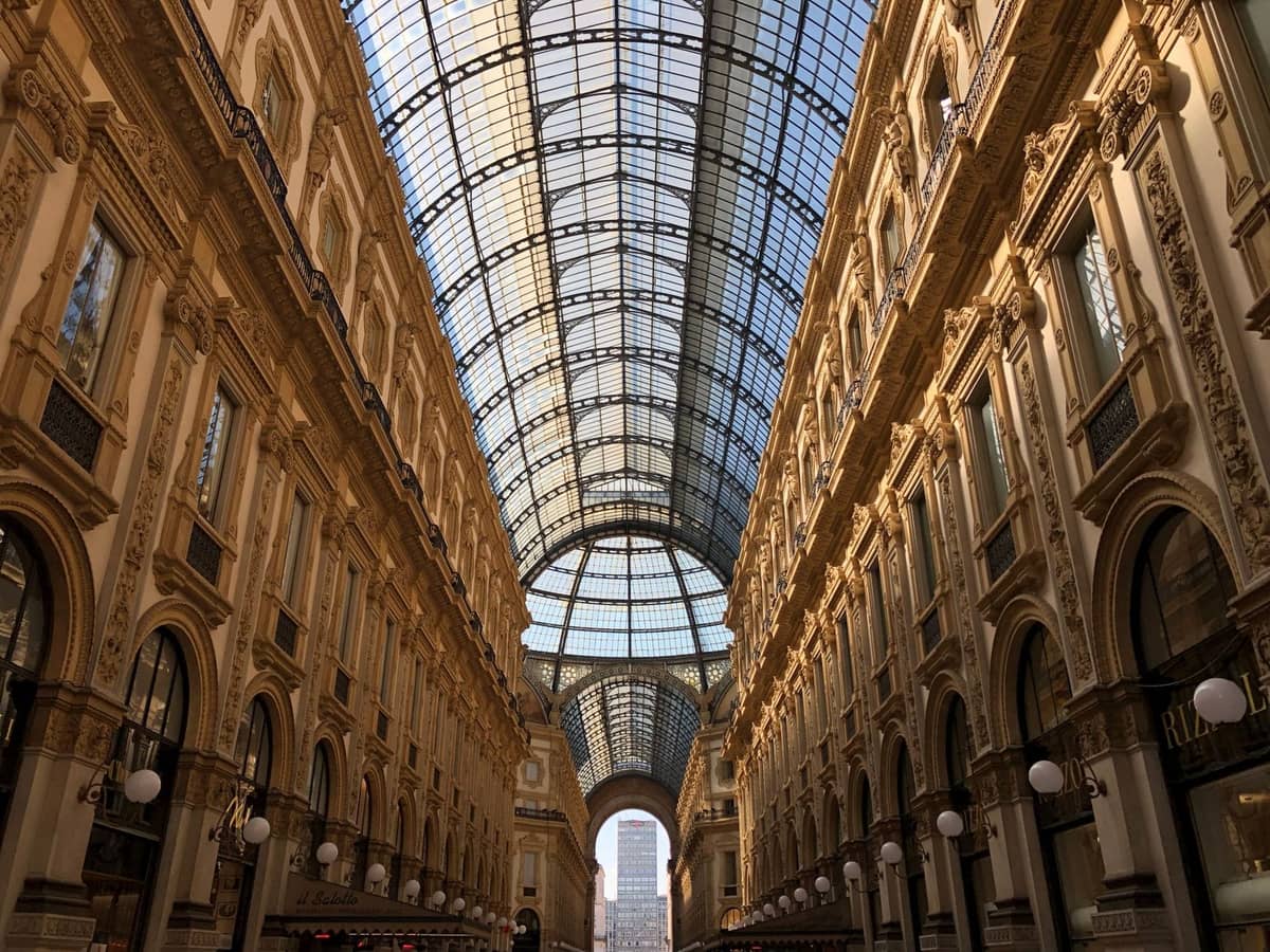 Galleria Vittorio Emanuele II in Mailand, eine prachtvolle Einkaufspassage mit Glasdach, aufwendiger Architektur und exklusiven Boutiquen.