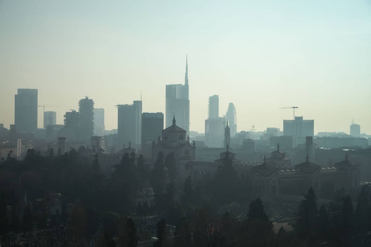 Dunstiger Winterhorizont von Mailand mit modernen Wolkenkratzern und historischen Gebäuden im nebligen Dunst.