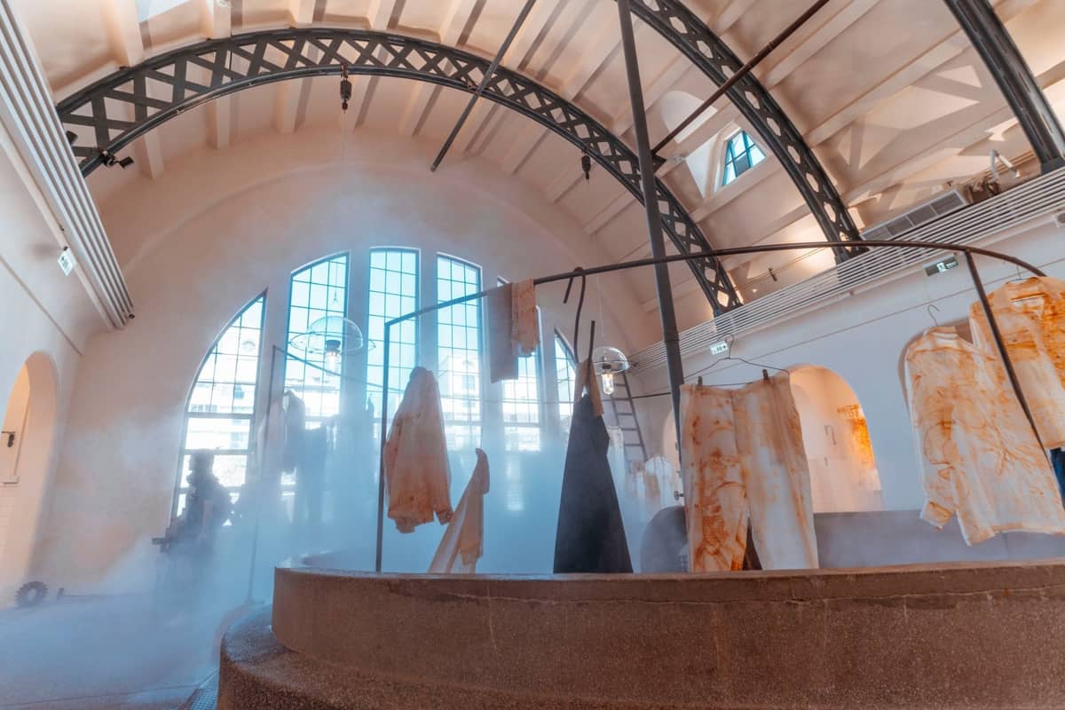 Innengalerie des Museo Nazionale della Scienza e Tecnologia in Mailand mit Gewölbedecken und ausgestellten Museumsexponaten.
