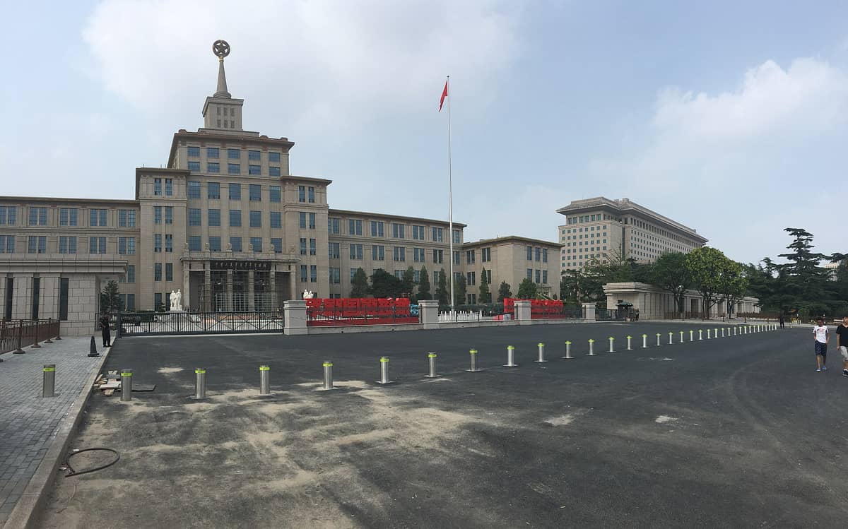 Weitwinkelperspektive auf das Militärmuseum der Chinesischen Volksrevolution in Peking mit vollständiger Fassade, zentralem Turm mit goldenem Stern und Haupteingang.