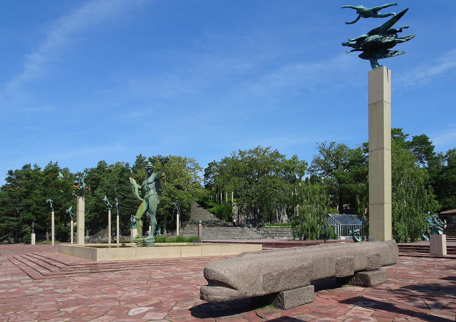 ประติมากรรมสำริดของ Carl Milles จัดแสดงในสวนประติมากรรมกลางแจ้งแบบขั้นบันไดที่ Millesgården บนเกาะ Lidingö รายล้อมด้วยต้นไม้และท้องฟ้าสีฟ้า